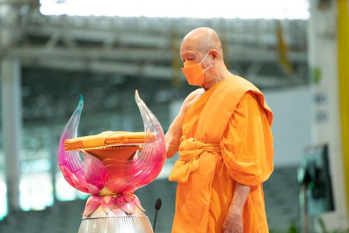 ภาพ No.28276:พิธีทอดผ้าป่าสมทบกฐินวัดพระธรรมกาย ครั้งที่ 2  เนื่องในวันคล้ายวันเกิดครบ 137 ปี พระมงคลเทพมุนี(สด จนฺทสโร)