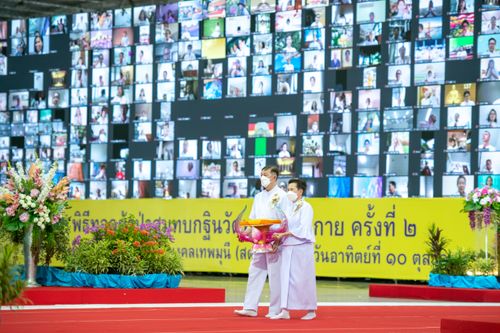 ภาพ No.28223:พิธีทอดผ้าป่าสมทบกฐินวัดพระธรรมกาย ครั้งที่ 2  เนื่องในวันคล้ายวันเกิดครบ 137 ปี พระมงคลเทพมุนี(สด จนฺทสโร)