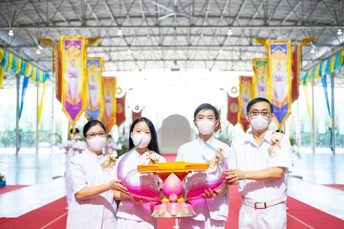 ภาพ No.28290:พิธีทอดผ้าป่าสมทบกฐินวัดพระธรรมกาย ครั้งที่ 2  เนื่องในวันคล้ายวันเกิดครบ 137 ปี พระมงคลเทพมุนี(สด จนฺทสโร)