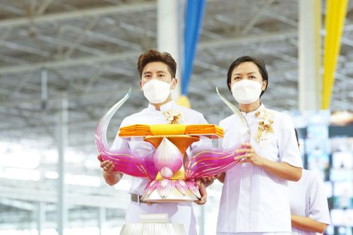 ภาพ No.28249:พิธีทอดผ้าป่าสมทบกฐินวัดพระธรรมกาย ครั้งที่ 2  เนื่องในวันคล้ายวันเกิดครบ 137 ปี พระมงคลเทพมุนี(สด จนฺทสโร)