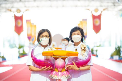 ภาพ No.28291:พิธีทอดผ้าป่าสมทบกฐินวัดพระธรรมกาย ครั้งที่ 2  เนื่องในวันคล้ายวันเกิดครบ 137 ปี พระมงคลเทพมุนี(สด จนฺทสโร)