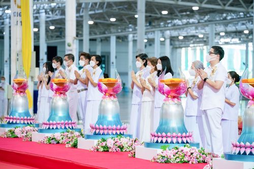 ภาพ No.28230:พิธีทอดผ้าป่าสมทบกฐินวัดพระธรรมกาย ครั้งที่ 2  เนื่องในวันคล้ายวันเกิดครบ 137 ปี พระมงคลเทพมุนี(สด จนฺทสโร)