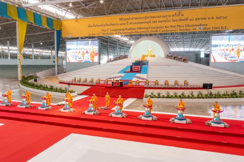 ภาพ No.28221:พิธีทอดผ้าป่าสมทบกฐินวัดพระธรรมกาย ครั้งที่ 2  เนื่องในวันคล้ายวันเกิดครบ 137 ปี พระมงคลเทพมุนี(สด จนฺทสโร)