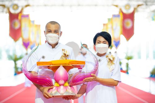 ภาพ No.28294:พิธีทอดผ้าป่าสมทบกฐินวัดพระธรรมกาย ครั้งที่ 2  เนื่องในวันคล้ายวันเกิดครบ 137 ปี พระมงคลเทพมุนี(สด จนฺทสโร)