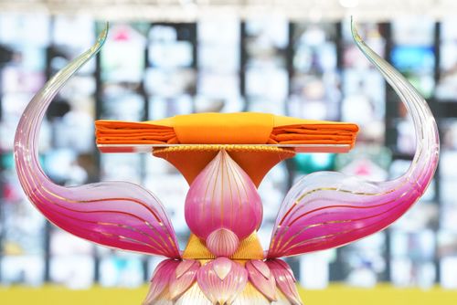 ภาพ No.28250:พิธีทอดผ้าป่าสมทบกฐินวัดพระธรรมกาย ครั้งที่ 2  เนื่องในวันคล้ายวันเกิดครบ 137 ปี พระมงคลเทพมุนี(สด จนฺทสโร)