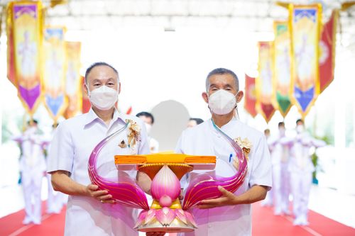 ภาพ No.28296:พิธีทอดผ้าป่าสมทบกฐินวัดพระธรรมกาย ครั้งที่ 2  เนื่องในวันคล้ายวันเกิดครบ 137 ปี พระมงคลเทพมุนี(สด จนฺทสโร)