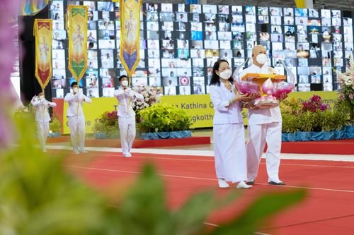 ภาพ No.28218:พิธีทอดผ้าป่าสมทบกฐินวัดพระธรรมกาย ครั้งที่ 2  เนื่องในวันคล้ายวันเกิดครบ 137 ปี พระมงคลเทพมุนี(สด จนฺทสโร)
