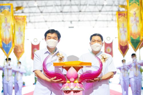 ภาพ No.28297:พิธีทอดผ้าป่าสมทบกฐินวัดพระธรรมกาย ครั้งที่ 2  เนื่องในวันคล้ายวันเกิดครบ 137 ปี พระมงคลเทพมุนี(สด จนฺทสโร)