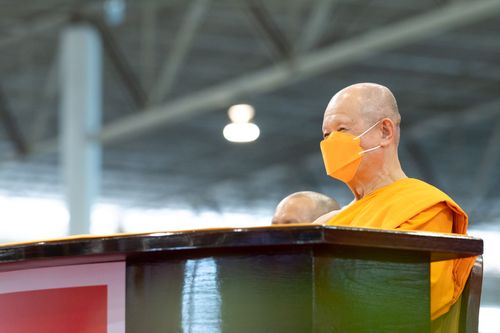 ภาพ No.28298:พิธีทอดผ้าป่าสมทบกฐินวัดพระธรรมกาย ครั้งที่ 2  เนื่องในวันคล้ายวันเกิดครบ 137 ปี พระมงคลเทพมุนี(สด จนฺทสโร)