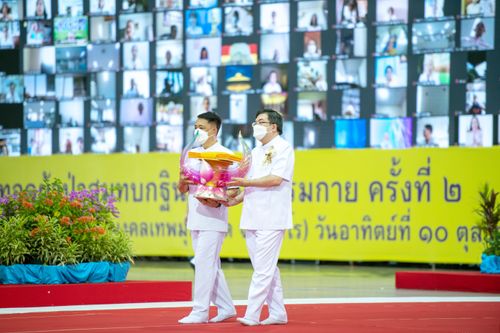 ภาพ No.28224:พิธีทอดผ้าป่าสมทบกฐินวัดพระธรรมกาย ครั้งที่ 2  เนื่องในวันคล้ายวันเกิดครบ 137 ปี พระมงคลเทพมุนี(สด จนฺทสโร)
