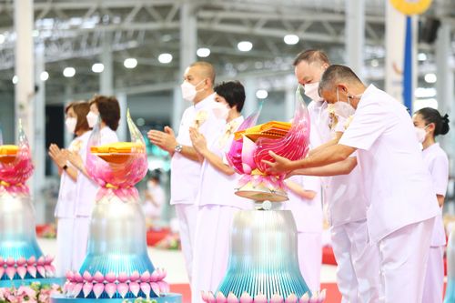 ภาพ No.28270:พิธีทอดผ้าป่าสมทบกฐินวัดพระธรรมกาย ครั้งที่ 2  เนื่องในวันคล้ายวันเกิดครบ 137 ปี พระมงคลเทพมุนี(สด จนฺทสโร)