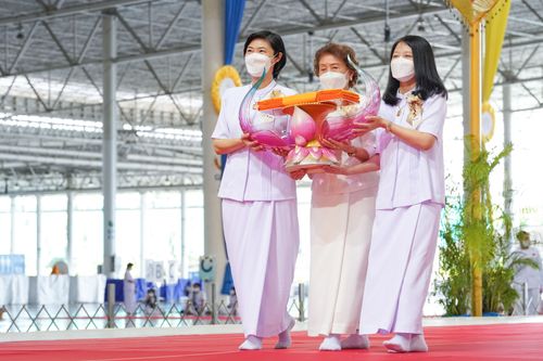 ภาพ No.28264:พิธีทอดผ้าป่าสมทบกฐินวัดพระธรรมกาย ครั้งที่ 2  เนื่องในวันคล้ายวันเกิดครบ 137 ปี พระมงคลเทพมุนี(สด จนฺทสโร)