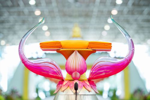 ภาพ No.28238:พิธีทอดผ้าป่าสมทบกฐินวัดพระธรรมกาย ครั้งที่ 2  เนื่องในวันคล้ายวันเกิดครบ 137 ปี พระมงคลเทพมุนี(สด จนฺทสโร)