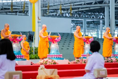 ภาพ No.28278:พิธีทอดผ้าป่าสมทบกฐินวัดพระธรรมกาย ครั้งที่ 2  เนื่องในวันคล้ายวันเกิดครบ 137 ปี พระมงคลเทพมุนี(สด จนฺทสโร)