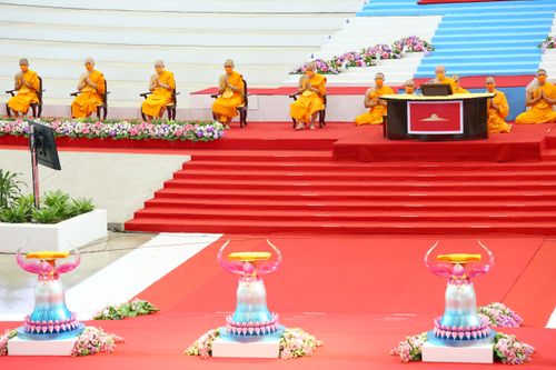 ภาพ No.28273:พิธีทอดผ้าป่าสมทบกฐินวัดพระธรรมกาย ครั้งที่ 2  เนื่องในวันคล้ายวันเกิดครบ 137 ปี พระมงคลเทพมุนี(สด จนฺทสโร)
