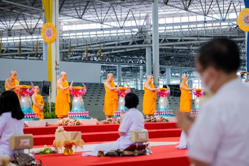 ภาพ No.28279:พิธีทอดผ้าป่าสมทบกฐินวัดพระธรรมกาย ครั้งที่ 2  เนื่องในวันคล้ายวันเกิดครบ 137 ปี พระมงคลเทพมุนี(สด จนฺทสโร)