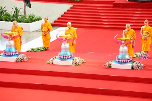 ภาพ No.28268:พิธีทอดผ้าป่าสมทบกฐินวัดพระธรรมกาย ครั้งที่ 2  เนื่องในวันคล้ายวันเกิดครบ 137 ปี พระมงคลเทพมุนี(สด จนฺทสโร)