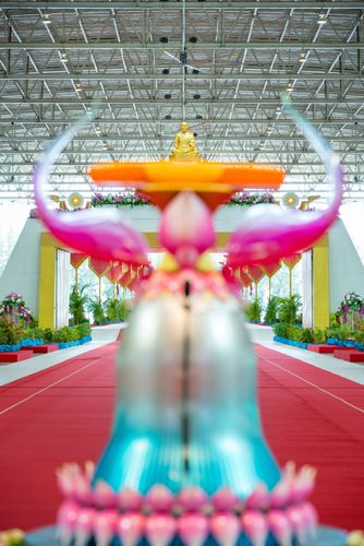 ภาพ No.28236:พิธีทอดผ้าป่าสมทบกฐินวัดพระธรรมกาย ครั้งที่ 2  เนื่องในวันคล้ายวันเกิดครบ 137 ปี พระมงคลเทพมุนี(สด จนฺทสโร)