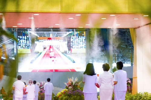 ภาพ No.28265:พิธีทอดผ้าป่าสมทบกฐินวัดพระธรรมกาย ครั้งที่ 2  เนื่องในวันคล้ายวันเกิดครบ 137 ปี พระมงคลเทพมุนี(สด จนฺทสโร)