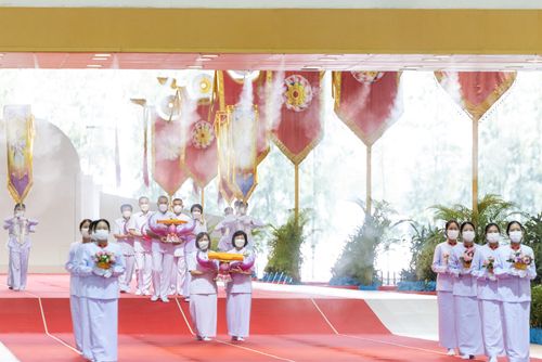 ภาพ No.28215:พิธีทอดผ้าป่าสมทบกฐินวัดพระธรรมกาย ครั้งที่ 2  เนื่องในวันคล้ายวันเกิดครบ 137 ปี พระมงคลเทพมุนี(สด จนฺทสโร)