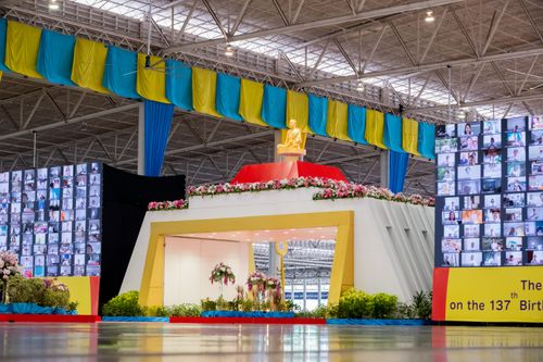 ภาพ No.28280:พิธีทอดผ้าป่าสมทบกฐินวัดพระธรรมกาย ครั้งที่ 2  เนื่องในวันคล้ายวันเกิดครบ 137 ปี พระมงคลเทพมุนี(สด จนฺทสโร)