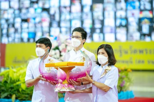 ภาพ No.28232:พิธีทอดผ้าป่าสมทบกฐินวัดพระธรรมกาย ครั้งที่ 2  เนื่องในวันคล้ายวันเกิดครบ 137 ปี พระมงคลเทพมุนี(สด จนฺทสโร)