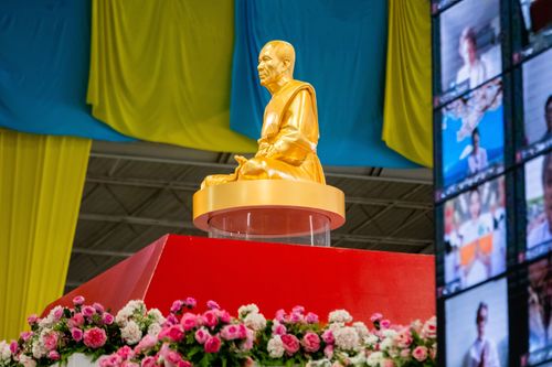 ภาพ No.28281:พิธีทอดผ้าป่าสมทบกฐินวัดพระธรรมกาย ครั้งที่ 2  เนื่องในวันคล้ายวันเกิดครบ 137 ปี พระมงคลเทพมุนี(สด จนฺทสโร)