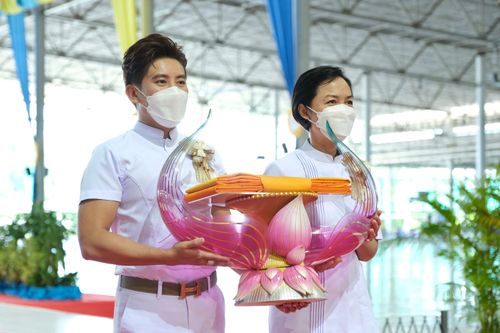 ภาพ No.28202:พิธีทอดผ้าป่าสมทบกฐินวัดพระธรรมกาย ครั้งที่ 2  เนื่องในวันคล้ายวันเกิดครบ 137 ปี พระมงคลเทพมุนี(สด จนฺทสโร)