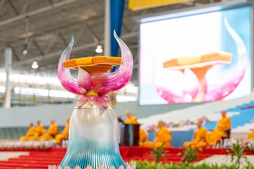 ภาพ No.28219:พิธีทอดผ้าป่าสมทบกฐินวัดพระธรรมกาย ครั้งที่ 2  เนื่องในวันคล้ายวันเกิดครบ 137 ปี พระมงคลเทพมุนี(สด จนฺทสโร)