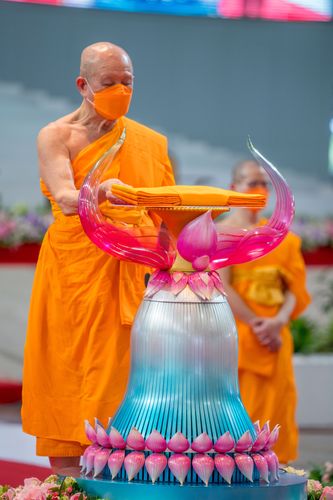 ภาพ No.28235:พิธีทอดผ้าป่าสมทบกฐินวัดพระธรรมกาย ครั้งที่ 2  เนื่องในวันคล้ายวันเกิดครบ 137 ปี พระมงคลเทพมุนี(สด จนฺทสโร)