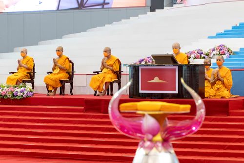 ภาพ No.28220:พิธีทอดผ้าป่าสมทบกฐินวัดพระธรรมกาย ครั้งที่ 2  เนื่องในวันคล้ายวันเกิดครบ 137 ปี พระมงคลเทพมุนี(สด จนฺทสโร)