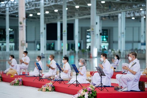 ภาพ No.28237:พิธีทอดผ้าป่าสมทบกฐินวัดพระธรรมกาย ครั้งที่ 2  เนื่องในวันคล้ายวันเกิดครบ 137 ปี พระมงคลเทพมุนี(สด จนฺทสโร)