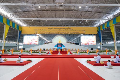 ภาพ No.28214:พิธีทอดผ้าป่าสมทบกฐินวัดพระธรรมกาย ครั้งที่ 2  เนื่องในวันคล้ายวันเกิดครบ 137 ปี พระมงคลเทพมุนี(สด จนฺทสโร)