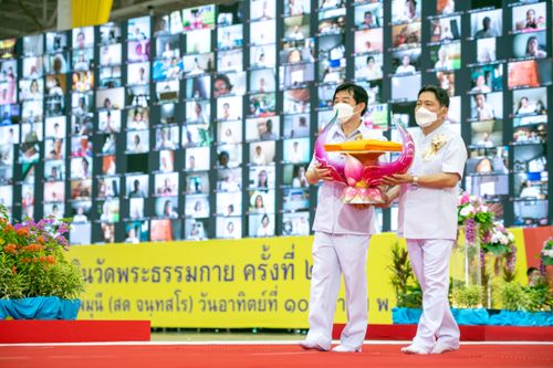 ภาพ No.28229:พิธีทอดผ้าป่าสมทบกฐินวัดพระธรรมกาย ครั้งที่ 2  เนื่องในวันคล้ายวันเกิดครบ 137 ปี พระมงคลเทพมุนี(สด จนฺทสโร)