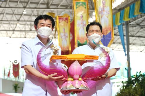 ภาพ No.28283:พิธีทอดผ้าป่าสมทบกฐินวัดพระธรรมกาย ครั้งที่ 2  เนื่องในวันคล้ายวันเกิดครบ 137 ปี พระมงคลเทพมุนี(สด จนฺทสโร)