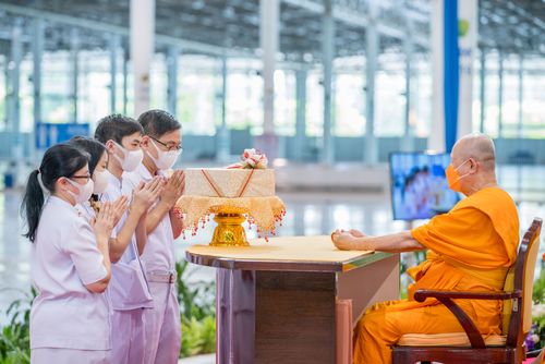 ภาพ No.28239:พิธีทอดผ้าป่าสมทบกฐินวัดพระธรรมกาย ครั้งที่ 2  เนื่องในวันคล้ายวันเกิดครบ 137 ปี พระมงคลเทพมุนี(สด จนฺทสโร)