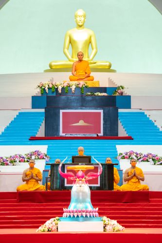 ภาพ No.28228:พิธีทอดผ้าป่าสมทบกฐินวัดพระธรรมกาย ครั้งที่ 2  เนื่องในวันคล้ายวันเกิดครบ 137 ปี พระมงคลเทพมุนี(สด จนฺทสโร)
