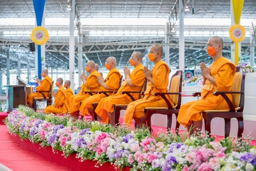 ภาพ No.28243:พิธีทอดผ้าป่าสมทบกฐินวัดพระธรรมกาย ครั้งที่ 2  เนื่องในวันคล้ายวันเกิดครบ 137 ปี พระมงคลเทพมุนี(สด จนฺทสโร)