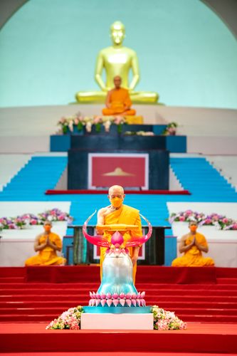 ภาพ No.28231:พิธีทอดผ้าป่าสมทบกฐินวัดพระธรรมกาย ครั้งที่ 2  เนื่องในวันคล้ายวันเกิดครบ 137 ปี พระมงคลเทพมุนี(สด จนฺทสโร)
