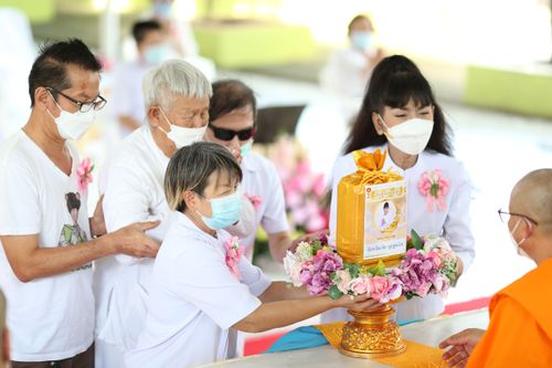 ภาพ No.31380:พิธีทอดกฐินสามัคคีศูนย์ปฏิบัติธรรมและอบรมเยาวชนเบญจธรรม 