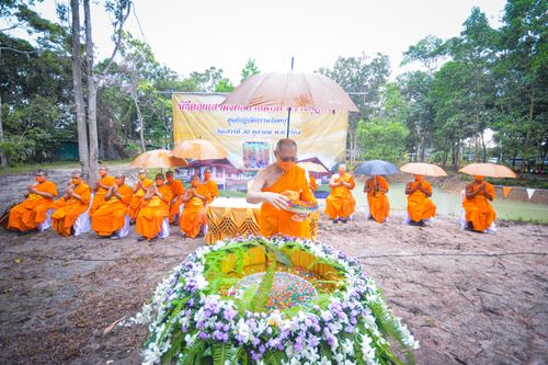 ภาพ No.37466:พิธีทอดกฐินสามัคคีสร้างอาคารที่พักสงฆ์ ณ ศูนย์ปฏิบัติธรรมจันทบุรี