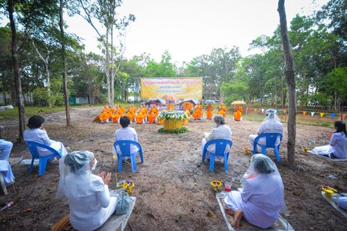 ภาพ No.37475:พิธีทอดกฐินสามัคคีสร้างอาคารที่พักสงฆ์ ณ ศูนย์ปฏิบัติธรรมจันทบุรี