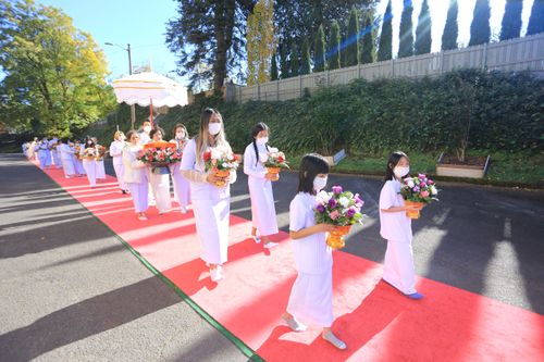 ภาพ No.38590:พิธีทอดกฐินบรมจักรพรรดิ บูชาธรรมพระมงคลเทพมุนี ณ วัดพระธรรมกายออเรกอน