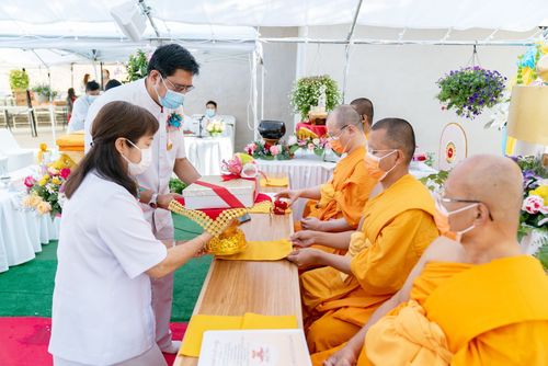 ภาพ No.38686:พิธีทอดผ้าป่าบริวารกฐิน เพื่อเป็นกองทุน สร้างวัดพระธรรมกายซานดิเอโก