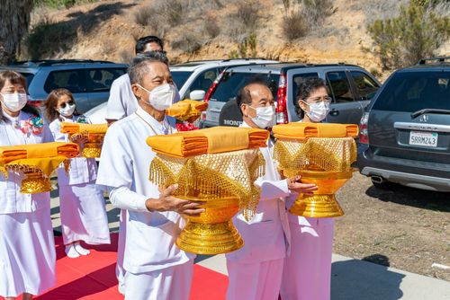ภาพ No.38690:พิธีทอดผ้าป่าบริวารกฐิน เพื่อเป็นกองทุน สร้างวัดพระธรรมกายซานดิเอโก