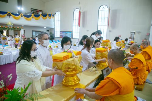 ภาพ No.38594:พิธีทอดกฐินบรมจักรพรรดิ บูชาธรรมพระมงคลเทพมุนี ณ วัดพระธรรมกายออเรกอน