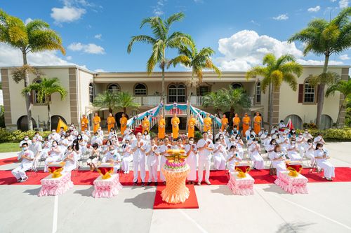 ภาพ No.38539:พิธีทอดกฐินสามัคคีสร้างทุกสิ่ง ณ วัดพระธรรมกายปาล์มบีช