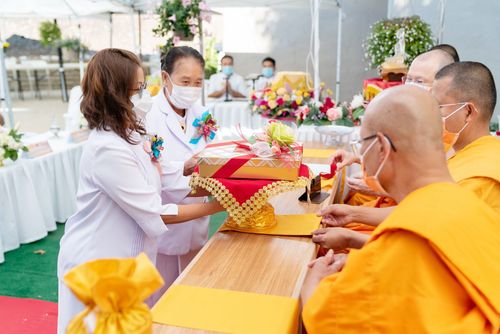 ภาพ No.38688:พิธีทอดผ้าป่าบริวารกฐิน เพื่อเป็นกองทุน สร้างวัดพระธรรมกายซานดิเอโก