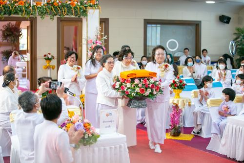 ภาพ No.38602:พิธีทอดกฐินบรมจักรพรรดิ บูชาธรรมพระมงคลเทพมุนี ณ วัดพระธรรมกายออเรกอน