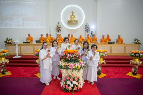 ภาพ No.38600:พิธีทอดกฐินบรมจักรพรรดิ บูชาธรรมพระมงคลเทพมุนี ณ วัดพระธรรมกายออเรกอน